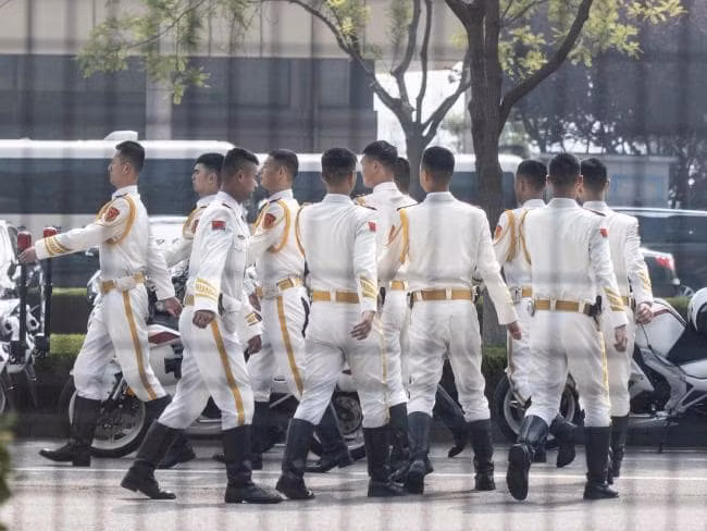 Hình ảnh đoàn xe hộ tống đưa nhà lãnh đạo Triều Tiên về nhà khách Điếu Ngư Đài ảnh 3