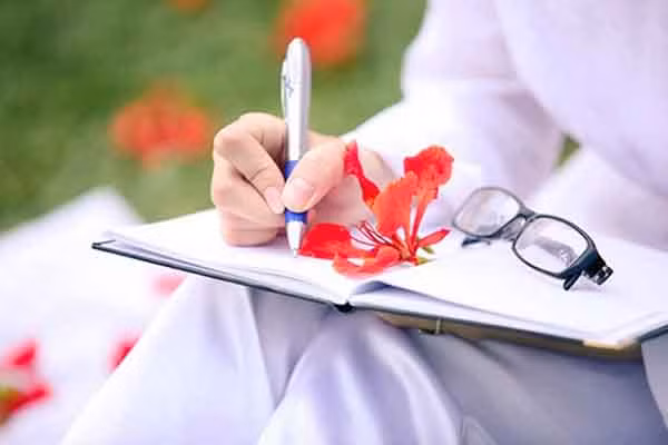 Ghét bạn cùng bàn, xin chuyển chỗ ngồi mới biết bạn bị bạo hành ảnh 1