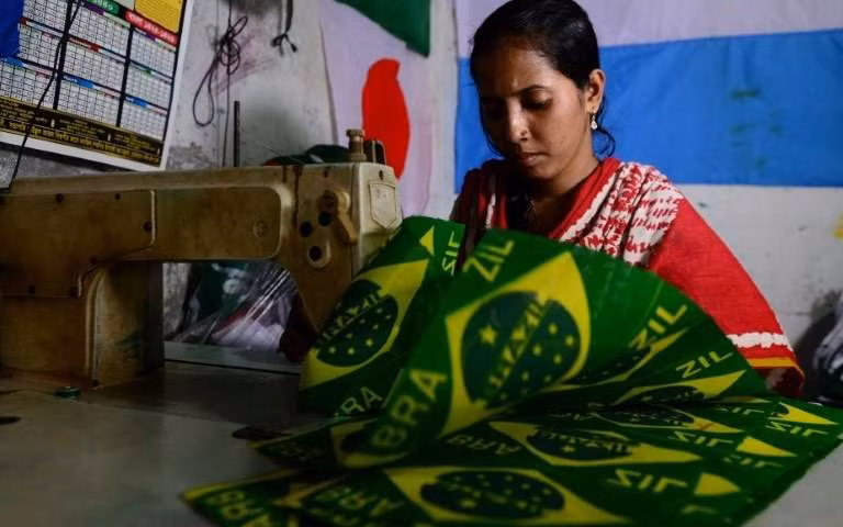 WORLD CUP 2018: Dịp 'kiếm cơm' của nghề làm cờ ở Bangladesh ảnh 1