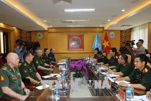 Phó Tư lệnh lục quân Nga làm việc tại Cục Gìn giữ hòa bình Việt Nam ảnh 1