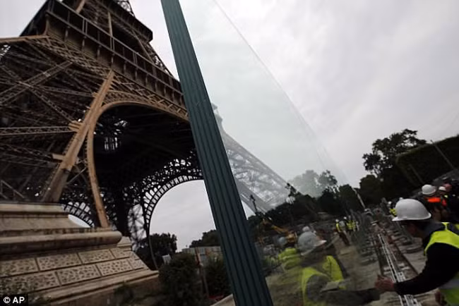 Tháp Eiffel sắp có thêm bức tường bằng kính ở chân tháp ảnh 1