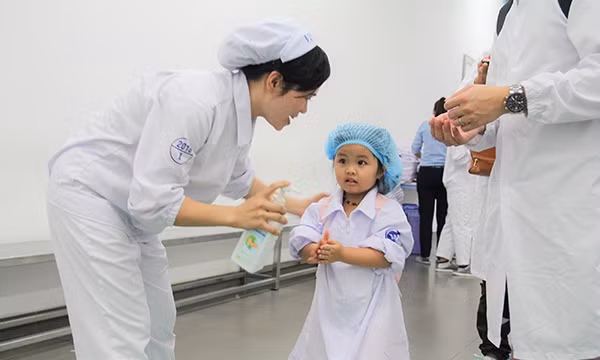 Vinamilk tổ chức cho con nhân viên khám phá siêu nhà máy sữa ảnh 2