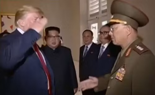 Tổng thống Trump chào Tướng Triều Tiên kiểu nhà binh gây sốt cộng đồng mạng ảnh 1