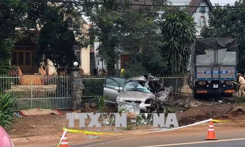 Xe tải tông xe 7 chỗ bẹp rúm trên đường Hồ Chí Minh, 6 người thương vong ảnh 1