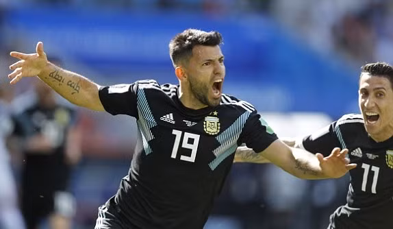  Messi 'vô duyên' với penalty, điệu tango lạc nhịp trước tân binh Iceland ảnh 1