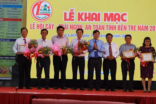 Agribank Bến Tre tài trợ Vàng cho 'Lễ hội cây - trái ngon, an toàn' ảnh 1