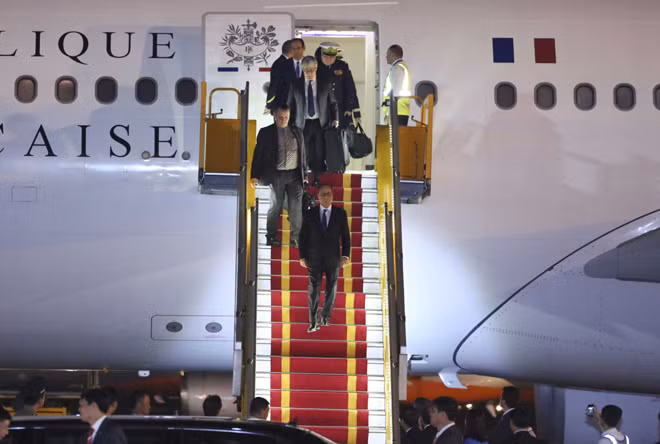 Những hình ảnh đầu tiên Tổng thống Pháp Hollande tại Việt Nam ảnh 1