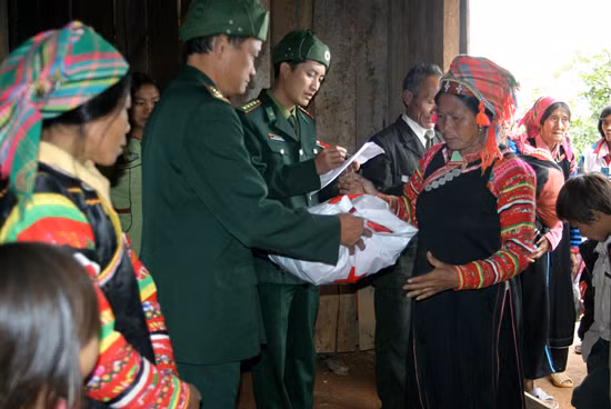 Chung tay cùng đồng bào Tây Bắc ảnh 1