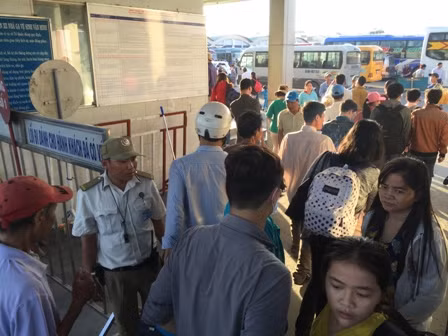 Ùn ứ các cửa ngõ thành phố vì người dân về quê nghỉ lễ ảnh 3
