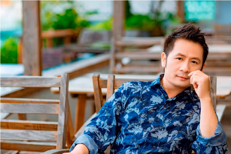 Bằng Kiều mặc sơ mi hoa, thảnh thơi ngắm phố phường Hà Nội ảnh 5