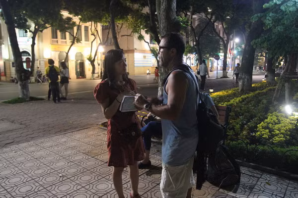 Không gian đi bộ quanh Hồ Gươm ngày đầu tiên ra mắt ảnh 8