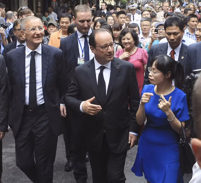 Tổng thống Pháp Hollande dạo chơi phố cổ Hà Nội ảnh 3