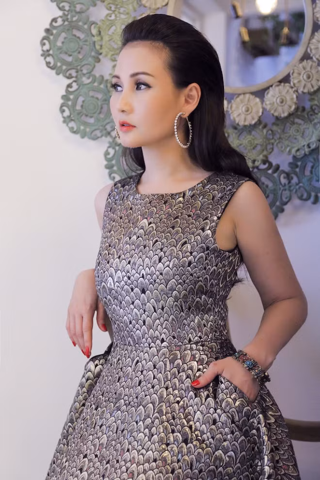 Hoa hậu quý bà Sương Đặng sang trọng với đầm ánh bạc ảnh 6