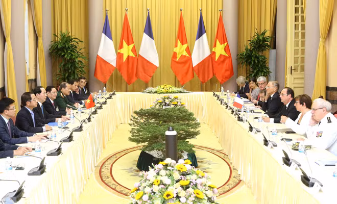 Những hình ảnh đầu tiên Tổng thống Pháp Hollande tại Việt Nam ảnh 8