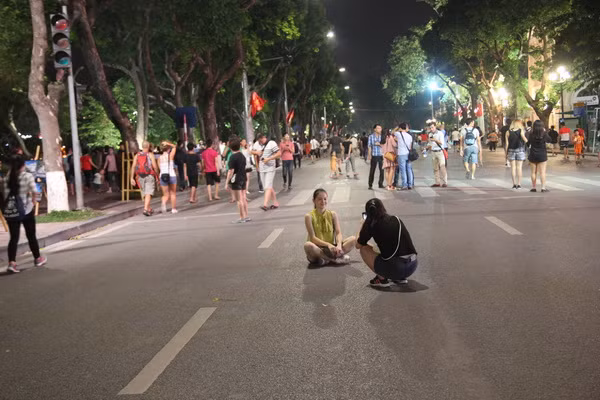 Không gian đi bộ quanh Hồ Gươm ngày đầu tiên ra mắt ảnh 7