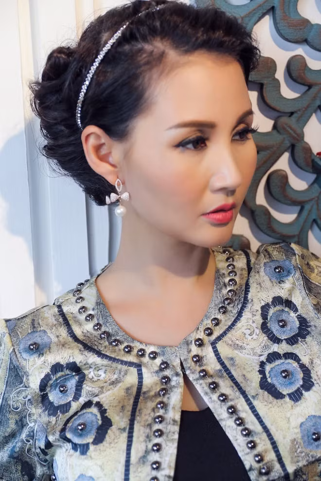 Hoa hậu quý bà Sương Đặng sang trọng với đầm ánh bạc ảnh 7