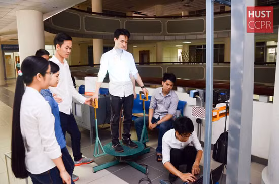 Nhóm sinh viên và chiếc máy quét cơ thể người 3D ảnh 1