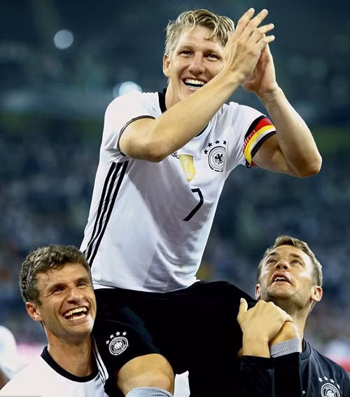 Schweinsteiger nghẹn ngào chia tay tuyển Đức ảnh 1