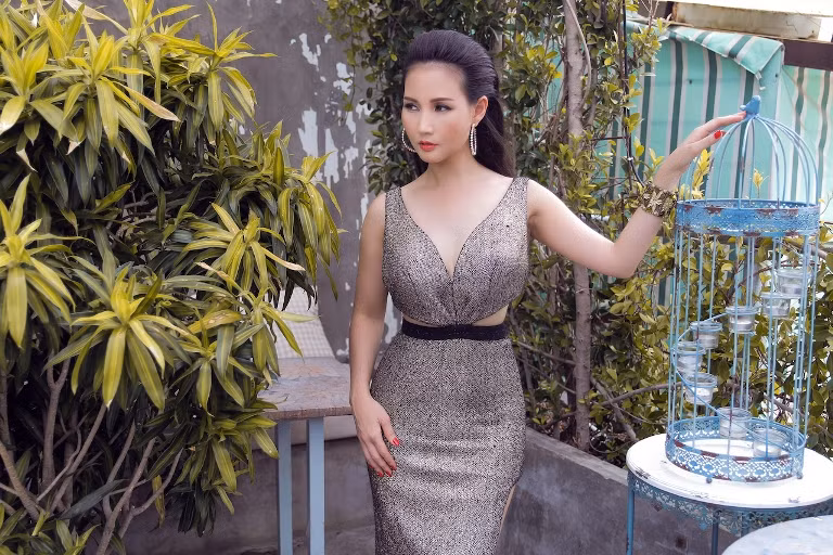 Hoa hậu quý bà Sương Đặng sang trọng với đầm ánh bạc ảnh 1