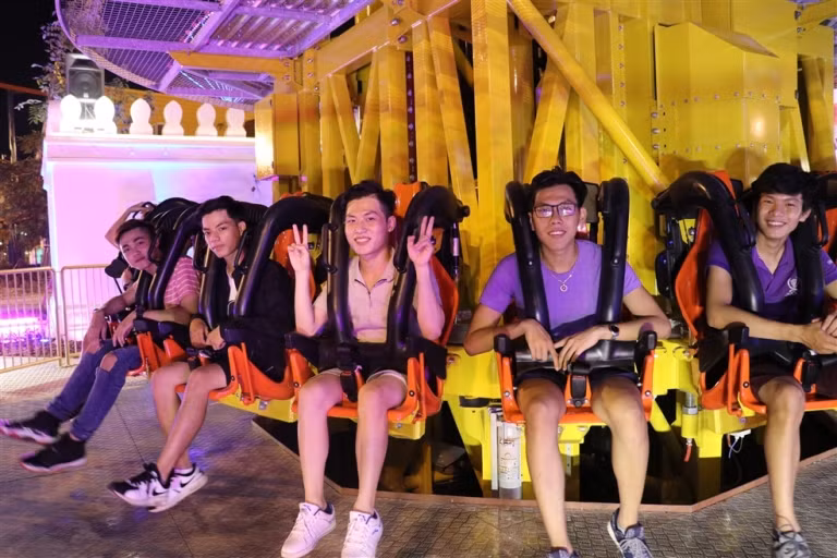 Du khách thích thú với Tháp rơi tự do tại Asia Park ảnh 4