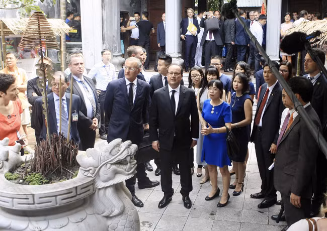 Tổng thống Pháp Hollande dạo chơi phố cổ Hà Nội ảnh 5