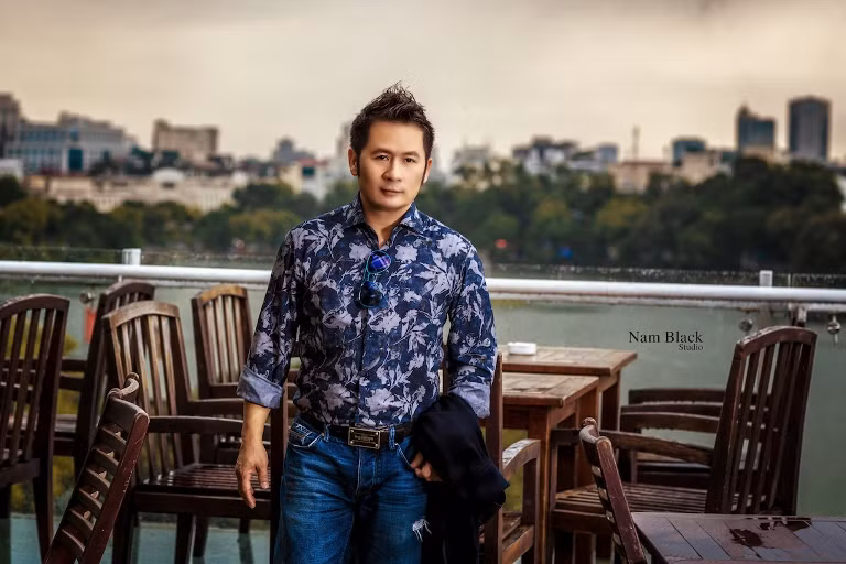 Bằng Kiều mặc sơ mi hoa, thảnh thơi ngắm phố phường Hà Nội ảnh 4