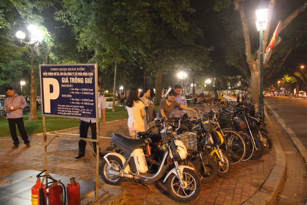 Không gian đi bộ quanh Hồ Gươm ngày đầu tiên ra mắt ảnh 1
