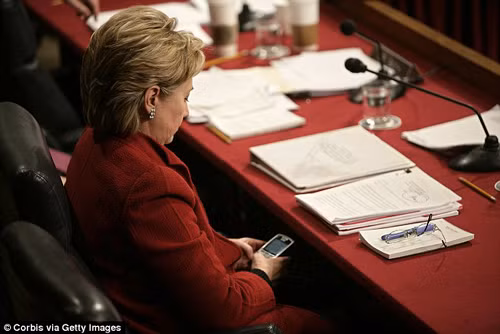 Bộ Ngoại giao Mỹ chưa từng cấp BlackBerry cho bà Clinton ảnh 1