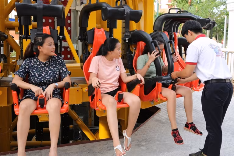 Du khách thích thú với Tháp rơi tự do tại Asia Park ảnh 3