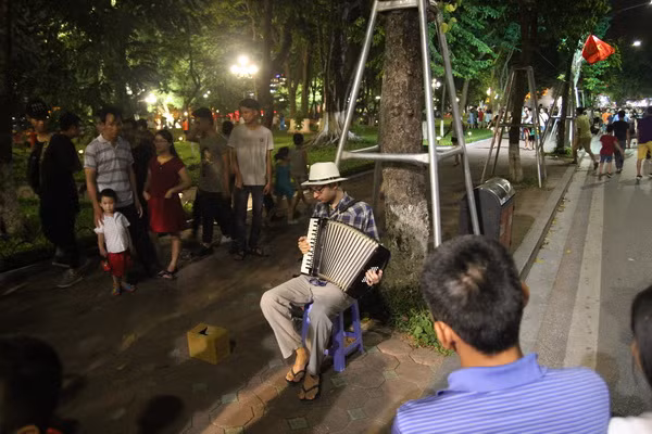 Không gian đi bộ quanh Hồ Gươm ngày đầu tiên ra mắt ảnh 12