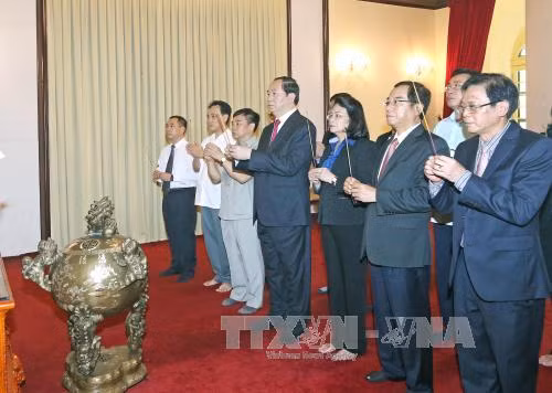 Chủ tịch nước Trần Đại Quang dâng hương tưởng nhớ Bác Hồ ảnh 1