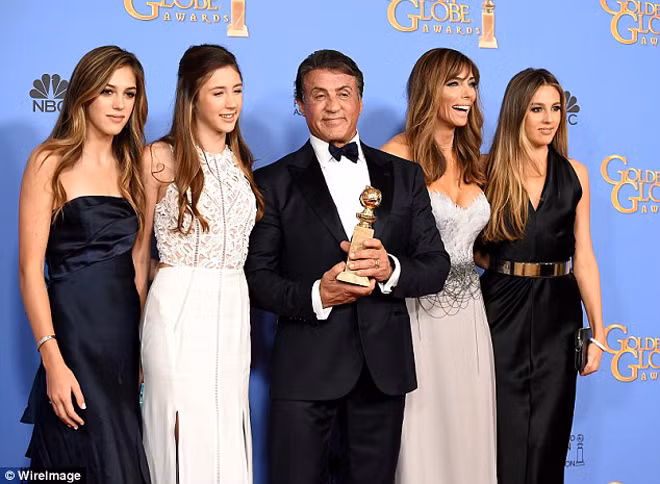 Ái nữ của "người hùng" Stallone diện váy không nội y tại LHP Venice ảnh 5