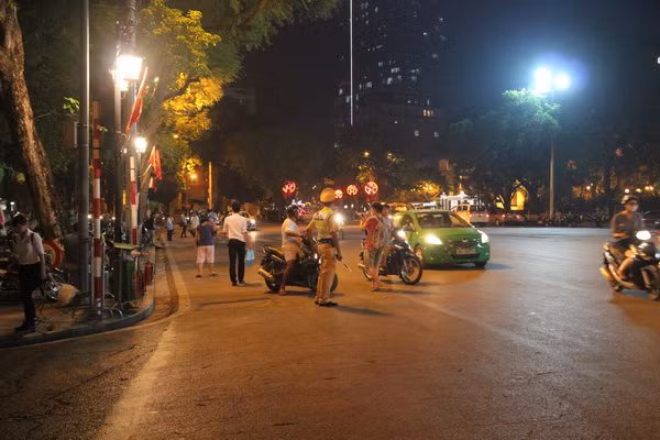 Không gian đi bộ quanh Hồ Gươm ngày đầu tiên ra mắt ảnh 2