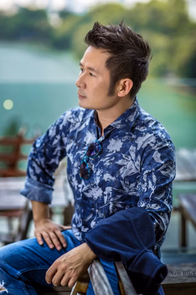 Bằng Kiều mặc sơ mi hoa, thảnh thơi ngắm phố phường Hà Nội ảnh 3