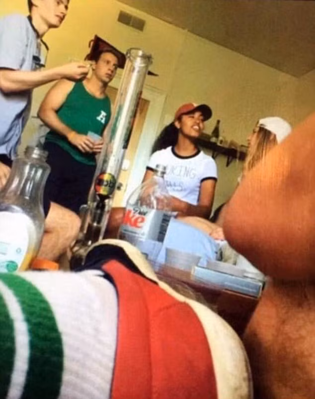Tranh cãi bức ảnh ái nữ Obama bên bình hút cần ảnh 1