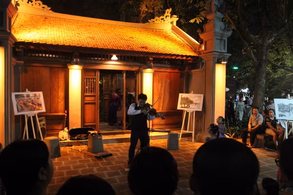 Không gian đi bộ quanh Hồ Gươm ngày đầu tiên ra mắt ảnh 11