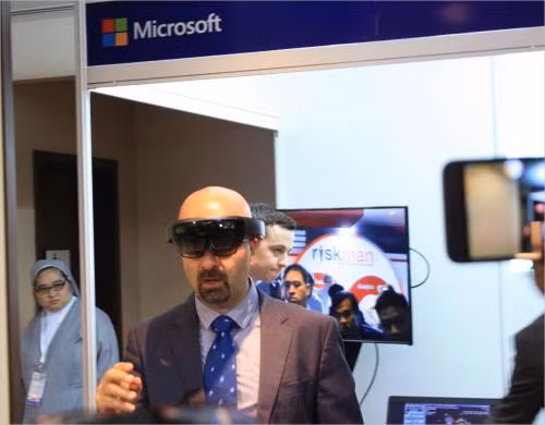 Microsoft gây chú ý khi trình diễn kính HoloLens ảnh 1