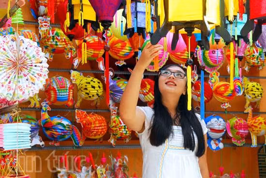 Tp.Hồ Chí Minh: Phố lồng đèn rực rỡ đón Trung Thu ảnh 8