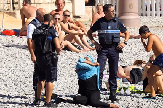 Bikini hay burkini? ảnh 1