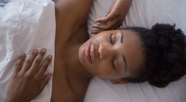 7 mẹo hay ngăn ngừa nếp nhăn trong lúc ngủ ảnh 1