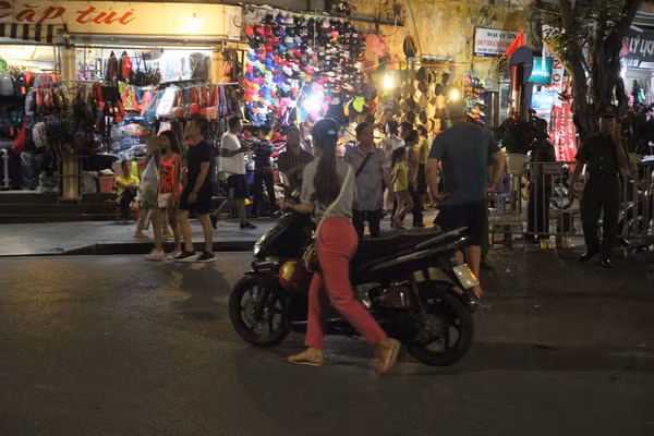 Không gian đi bộ quanh Hồ Gươm ngày đầu tiên ra mắt ảnh 13