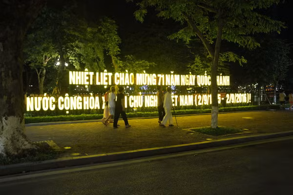 Không gian đi bộ quanh Hồ Gươm ngày đầu tiên ra mắt ảnh 5