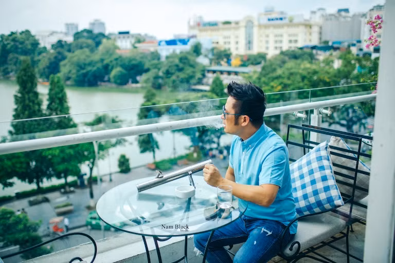 Bằng Kiều mặc sơ mi hoa, thảnh thơi ngắm phố phường Hà Nội ảnh 2