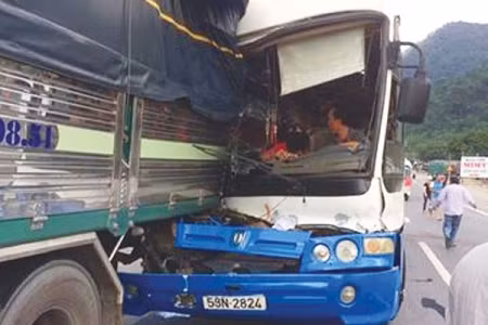 Biểu dương lái xe "dìu" xe khách mất phanh xuống đèo Bảo Lộc ảnh 1