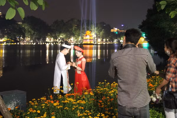 Không gian đi bộ quanh Hồ Gươm ngày đầu tiên ra mắt ảnh 6