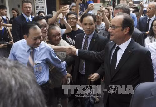 Báo chí Pháp đưa đậm nét chuyến thăm của Tổng thống Hollande tới Việt Nam ảnh 1