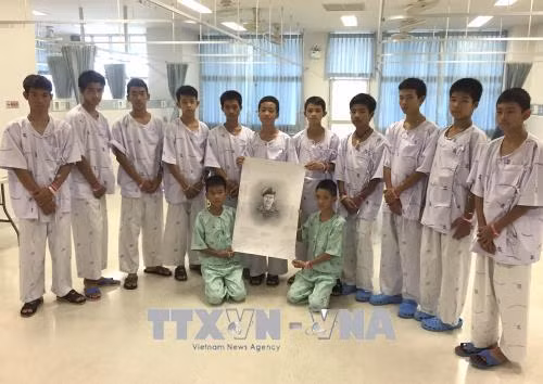 Đội bóng nhí Thái Lan và huấn luyện viên xuất hiện tại cuộc họp báo ảnh 1