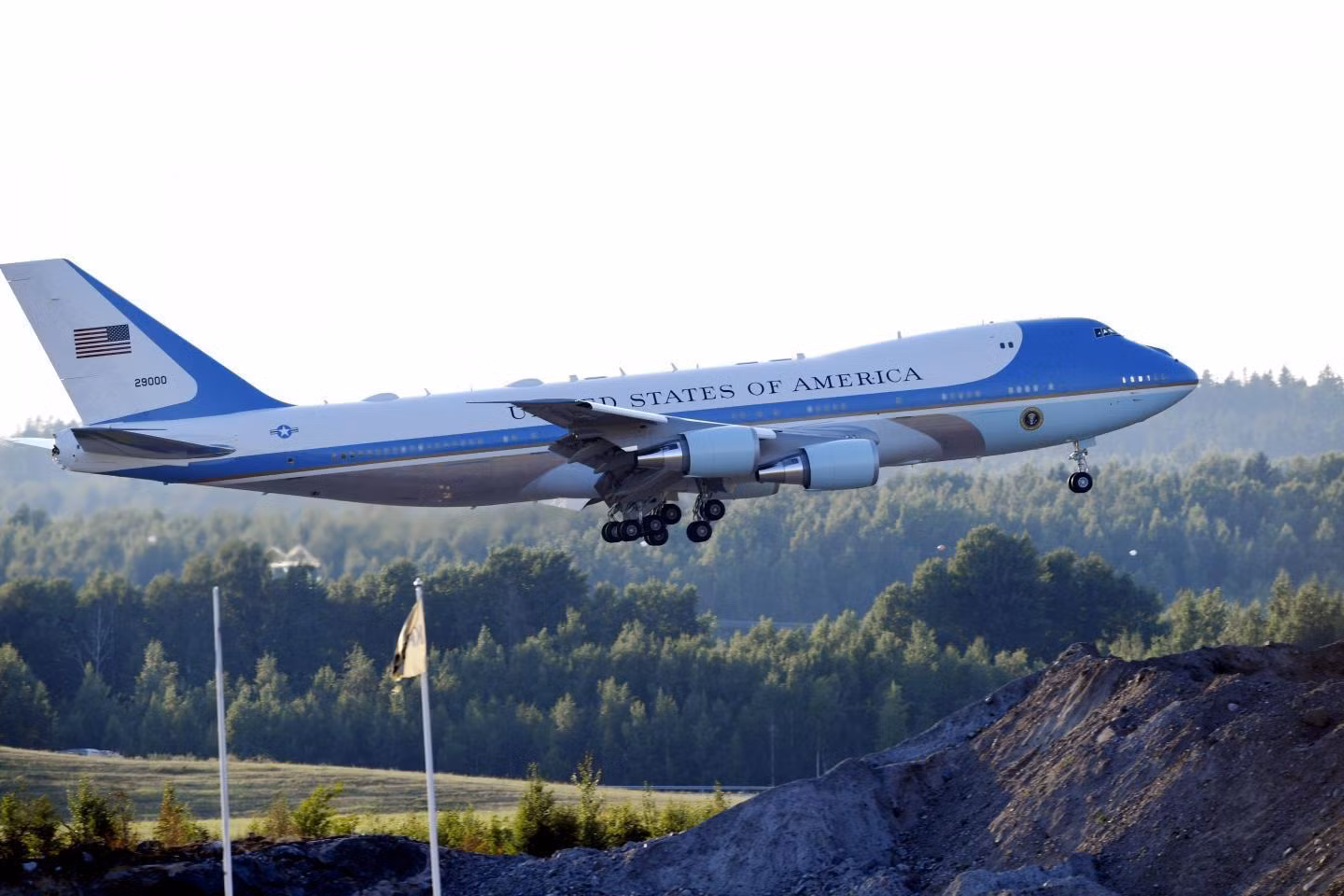 Muốn phá cách, Tổng thống Trump sơn lại chuyên cơ Không lực Một giống màu cờ Nga ảnh 1