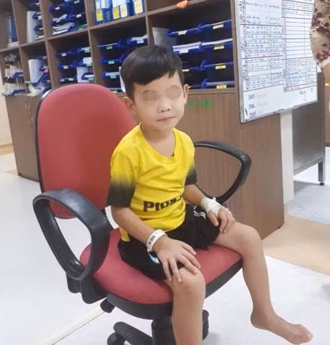 Bé trai bị táo bón 5 năm, bụng phình to như mang thai ảnh 1