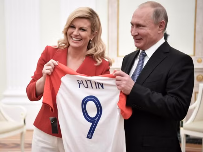 WORLD CUP 2018: Tổng thống Nga được tặng áo thi đấu của Croatia ảnh 1